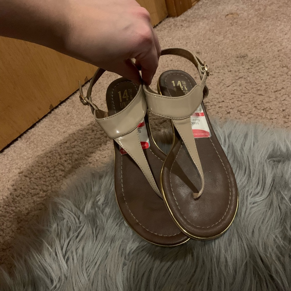 Great Condition Nude Sandals with a hint of gold